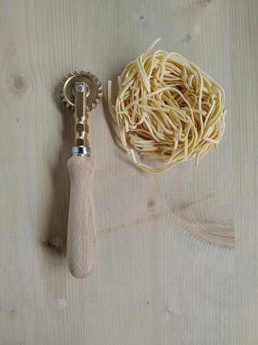 Rueda única para cortar pasta (estrella) de latón y mango de madera, producto artesanal fabricado en Italia