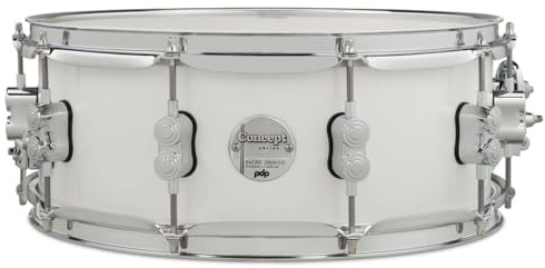 Pacific Drums Concept Maple Snare, 35,6 x 14 cm, Pearlescent White Lacquer | Har ett 10-lagers europeiskt lönnskal och högkvalitativ DW trumhårdvara