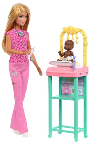 Barbie Kinderärztin-Puppe mit blonder Modepuppe und pinkfarbenem Kittel-Set, 1 Baby-Patientenpuppe mit Zubehör und Möbeln, JCR72