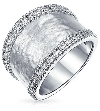 Personalisierter moderner geometrischer Boho-Stil Criss-Cross-CZ-Akzent-Band-Mode-Statement-Ring mit gebürsteter gehämmerter matter Oberfläche, breiter Bandring für Frauen, gelb, 14K vergoldetes