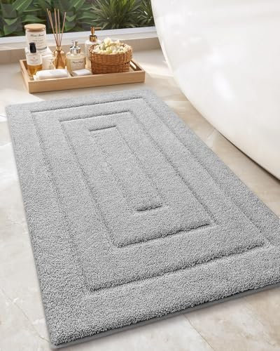 COLOR&GEOMETRY Badezimmerteppich 44 x76 cm, Extra Weiche und Saugfähige Badematte aus Mikrofaser, Maschinenwaschbare Badteppich, Badvorleger für Badezimmerboden und Badewanne, Rollenpackung, Hellgrau