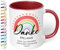 True Statements Dankeschön Abschieds-Geschenk für Erzieherin: Keramik-Tasse personalisiert „Danke WUNSCHNAME Dass du uns beim Wachsen geholfen hast!“ - Regenbogen, 330ml (Bordeaux)