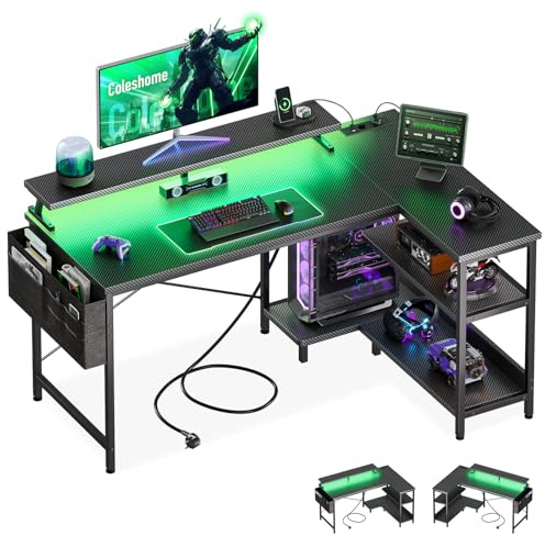 Coleshome Escritorio Gaming con LED, 120x80cm, Fibra Carbono Negro | Mesa Gaming en L con Tomas y USB, Estantes Reversibles, Soporte para Monitor, Ganchos para Juegos Hogar y Oficina Gamer
