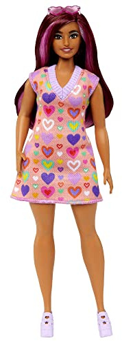 Barbie Fashionistas 207, Poupée avec Mèches Roses, Robe Pull À Imprimé Cœurs, Lunettes De Soleil Et Chaussures Compensées, Jouet Enfant, Dès 6 Mois, HJT04