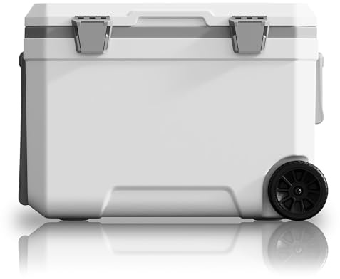 WISD 45L Kühlbox mit Rollen und Griff – Große Camping Kühlbox mit Metallverschlüssen & Ablaufstopfen – Robuste Passive Kühlbox für Picknick, Angeln & Outdoor (Weiß)
