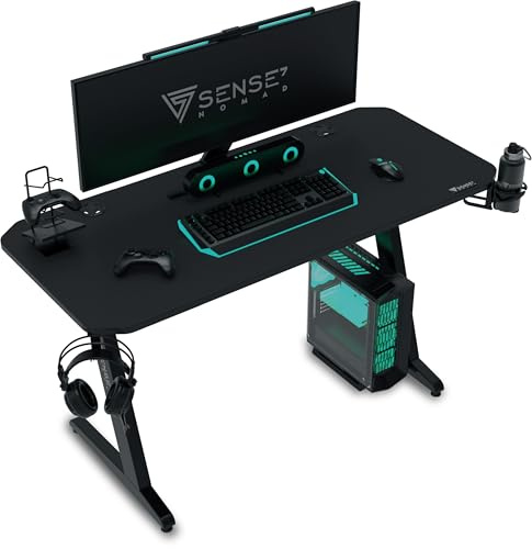SENSE7 Scrivania Nomad Basic, tavolo gaming 140x60 con gancio per cuffie, porta bevande, supporto controller e superficie in fibra di carbonio, Ergonomico e ideale per il gaming