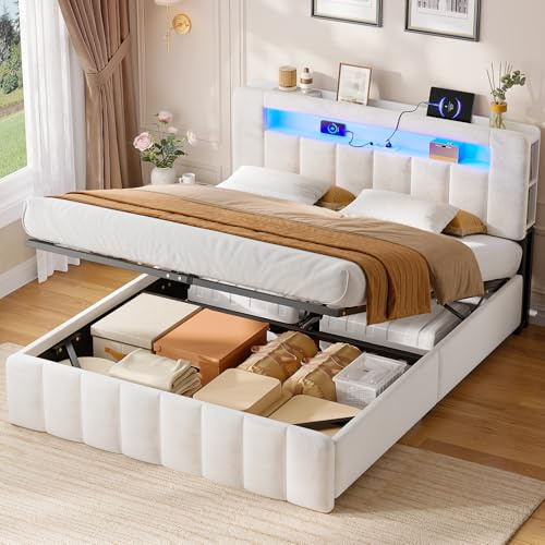 AOGLLATI Lit Coffre 140x190 avec Éclairage LED et Multiprise Intégrée, Lit 140x190 avec Sommier à Lattes en Bois, 2 Étagères, 4 Niches Ouvertes, Capitonné en Velours Beige