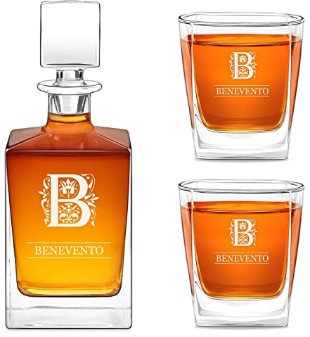 Maverton kit Decanter da 810 ml + 2/4/ 6 bicchieri per whisky - incisione personalizzata - Caraffa per whisky e bourbon - Bottiglia per festa del papà - pensiero speciale uomo - cognome