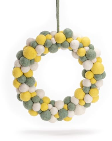 Én Gry & Sif Kugelkranz, gelb, grün und weiß, Durchmesser 30cm im Scandi-Stil, Handmade, Fairtrade, Türkranz, Frühlingskranz, Osterkranz, Dekokranz zum Aufhängen