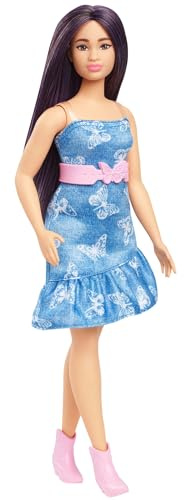 Barbie Fashionistas Muñeca n. 231 con el pelo morado, vestido vaquero sin tirantes con estampado de mariposas y cinturón y botines rosas, HYT89