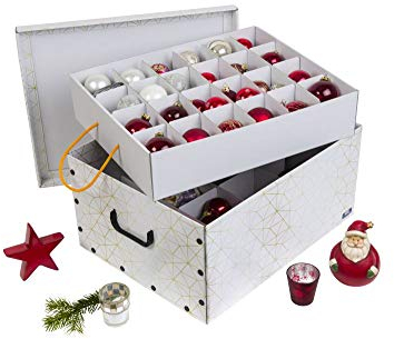 Kreher Weihnachtlicher XL Deko Karton mit Einsätzen für ca. 40 Weihnachtskugeln. Aus stabiler Pappe mit Griffen aus Kunststoff. In Weiss mit einem goldfarbenen Retro-Design Aufdruck.