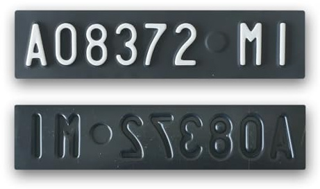 Coppia di Targhe Auto in Plastica dal 1963 al 1975 (Antichizzata)