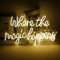 Where the Magic Happens Leuchtreklame LED Weiß Wort Leuchtschild für Wand Buchstaben Neon Schild Neonlicht Acryl Neon Sign für Schlafzimmer Hochzeit Geburtstag Deko Party Schild