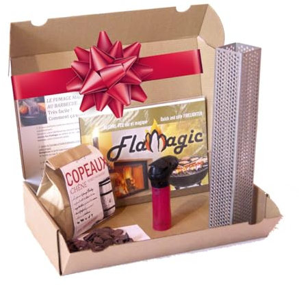 FLAMAGIC Coffret Cadeau pour Barbecue - Allumage et Fumage Feux de Bois et Barbecue 1 Tube fumoir - 1 Sachet 100g de copeaux bordelais - 10 Allume-Feux - 1 Chalumeau - 1 Sachet de pellets Offert