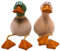 2er Set Kantenhocker Ente, Deko-Enten, Entenfiguren, Gartenfigur Ente, Teichfigur Ente als Kantensitzer aus Steingut in einem Braunton als 2er Set, Größe Einer Gartenfigur: L/B/H 6 x 7 x 10 cm.