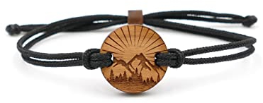 WALDHERZ Holz Armband Berge und Sonne aus Kirschholz | Rückseite personalisierbar | handgefertigt in Deutschland | nachhaltig und vegan