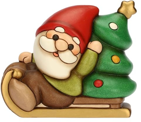 THUN, Gnomo Oliver su Slitta con Albero in Ceramica di Alta Qualità, Collezione Natale, Statuine da Collezione, Idea Regalo per Natale, 13,6 x 10,3 x 18,8 cm