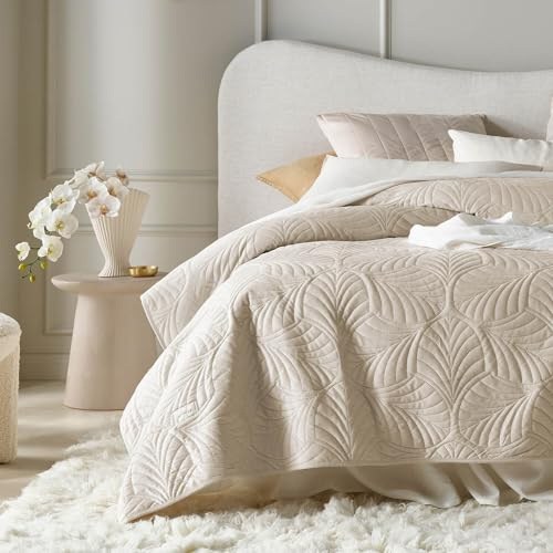 ROOM99 Feel Élégant Dessus de lit Moderne 240 x 260 cm 2 Personnes matelassé idéal comme jeté de canapé ou Couvre-lit Velours Velvet Crème