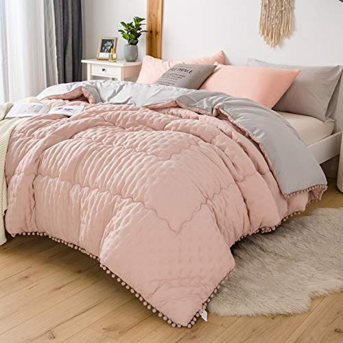 Couette Réversible Hiver 220x240 cm 450G/M² Couette 4 Saisons Hypoallergénique Couette Matelassée Dessus De Lit Boutis Couvre-Lit Couverture Édredon Couette Chaude Épais Imprimée Pompon Gris+Rose
