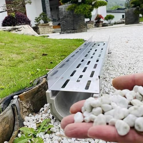 U-format trenchdräneringssats med linjär rännssil för regnvattendränering utomhus i trädgård, gård och park