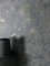 NEWROOM Tapete Anthrazit Vliestapete Beton - Betonoptik Modern Gold Zement Metallic Betonwand Industrial Glanztapete inkl. Tapezier-Ratgeber