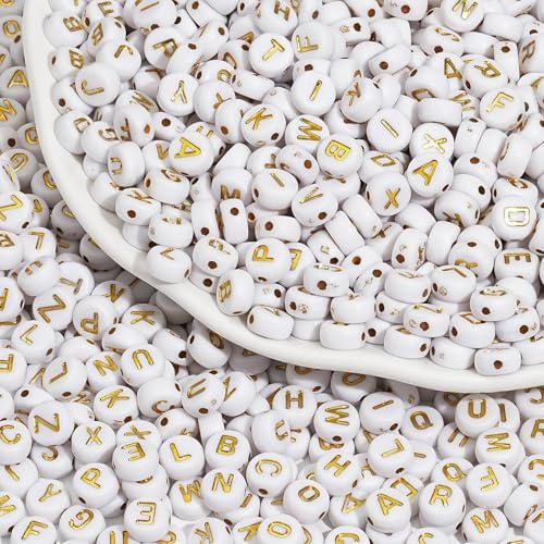 HERZONE 1 000 st bokstavspärlor för att trä guld akryl, alfabetspärlor, mix A-Z-pärlor för smyckestillverkning, gör-det-själv halsband, armband, nyckelring (vitt guld/4 x 7 mm)