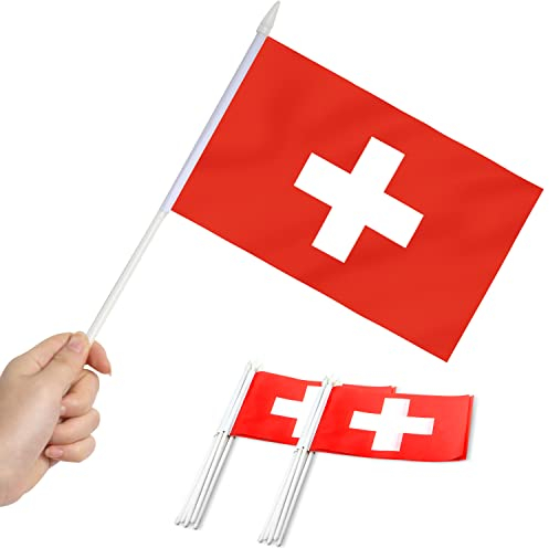 Anley Lot de 12 mini drapeaux suisses – Petits drapeaux suisses miniatures tenus dans la main sur bâton – Résistant à la décoloration – 12,7x20,3 cm avec mât solide et pointe en forme de lance