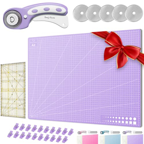 Honey's Heaven 45 mm Rollschneider Stoffschneider Set inkl. Schneideunterlage, Ersatzklingen, Stoffklammern, Patchwork-Lineal (Lavendel, Schneidematte im A2-Format)