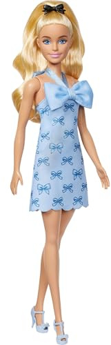 Barbie Fashionistas Muñeca n. 237 con coleta Rubia Ondulada, Vestido Estilo Halter con Lazo Azul, Lazo Negro como Accesorio y Tacones Azules a Juego, HYT93