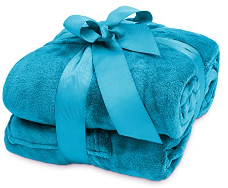 Lumaland Kuscheldecke 170x200cm mit Ärmeln & Fußtasche aus 100% Coral Fleece | Warme & atmungsaktive Sofadecke aus besonders weichen Fasern, inkl. Tasche für Handy oder Fernbedienung [Himmelblau]