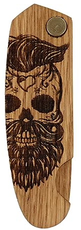 B4K Premium Holzkamm für Männer – Handgefertigt – Multifunktionaler Taschenkamm für Haare, Bart und Schnurrbart – Perfekt für Öle und Balsame – Reisegröße für unterwegs (Gravur Totenkopf aus Eiche)