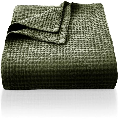 CHUFFED 100% Baumwolle Decke 220 x 240 cm, Weiche und Atmungsaktive Tagesdecke, Waffelmuster Leichte Decke als Sofadecke Couchdecke, Weich Kuschelige Wohndecke Wohnzimmer, Sofa Couch Olivgrün