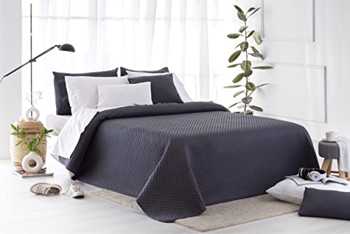 Todocama – Colcha boutí Fina con diseño piqué, para Primavera, Verano, otoño e Invierno. 100% Microfibra Extra Suave. Colcha Cubre Cama Multiusos. Cama 120/135-230x260cm Gris Oscuro