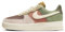 NIKE Damen Air Force 1 '07 LX Sneaker, Oil Green Pale Ivory Terra Blush Sesame, 39 EU