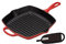 Le Creuset Gusseisen Grillpfanne Signature quadratisch 26 cm, kirschrot & Le Creuset Griffüberzug Klassik schwarz