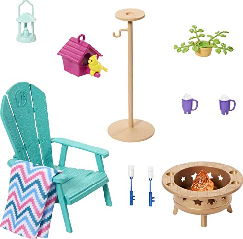 Barbie Ensemble de Meubles et d'accessoires, décoration de Maison de poupée Barbie pour Jardin, Patio, feu de Joie, mangeoire à Oiseaux et nichoirs, Jouets et Cadeaux pour Enfants