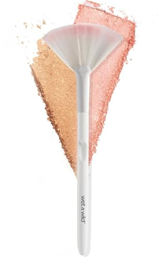 wet n wild Fan Brush, Synthetic Polymax Fibers for Versatile Blending, Ergonomic Handle for Comfortable Control