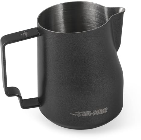 MHW-3BOMBER Jarra Espumadora de Leche de 450 ml, Taza de Acero Inoxidable para Expreso, Latte Art y Barista - Con Boquilla