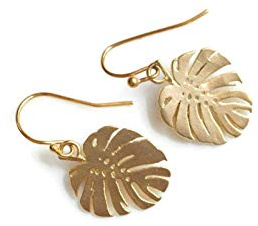 Olive Bella Palm Leaf Earrings in gold – handmade earrings for women with a tropical touch and elegant monstera inspired plant earrings for everyday wear