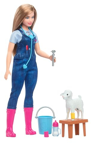Barbie-Puppe zum 65. Jubiläum und 10 Zubehörteile, Hoftierärztin-Set mit Blonder Tierärztin-Puppe, Lamm mit bewegbaren Ohren und mehr, HRG42