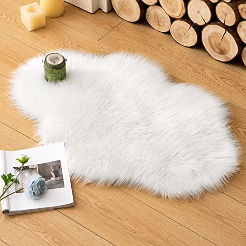 MIULEE Faux Fell Teppich Flauschig Weiche Warm Modern Bodenmatte Sofa Matte Kunstfell Dekofell Unregelmäßig Bettvorleger Wolle Longhair Optik Gemütliches 60x90 cm Weiß