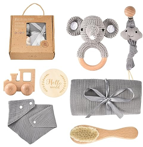 Vusddy Geschenke zur Geburt für Jungen - 7-teiliges personalisiertes Baby Geschenk Set für Neugeborene - mit Baumwoll-Badetücher, Schnullerkette, Rassel, Lätzchen, Haarbürste und Holz-Meilensteinkarte