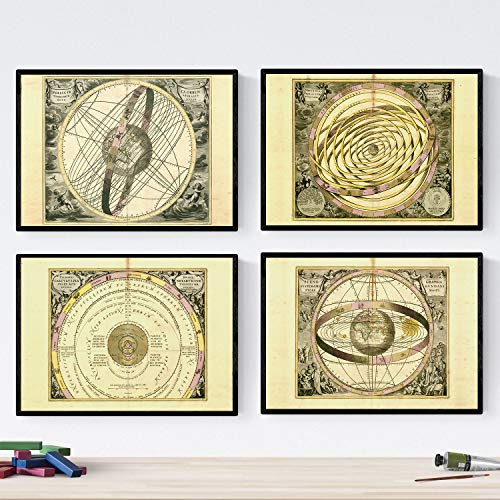 Nacnique ensemble de quatre feuilles avec des cartes astronomiques antiques. Affiches de cartes astrologiques en taille A3 avec cadre
