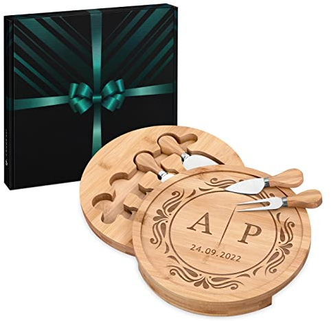 Maverton Tagliere per formaggio in legno - H3,6 cm x Ø25 cm - set 3 coltelli 1 forchetta - incisione personalizzata - regalo SanValentino per coppia - le iniziali