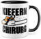 Kiefernchirurg Tasse Kettensäge Geschenkidee Wald Kaffeetasse mit lustigen Spruch Geschenk für Förster Kaffeebecher Holz machen Becher (Weiß & Schwarz)
