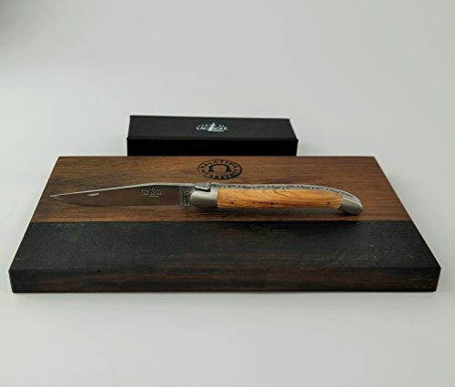 Forge de Laguiole Geschenkset | hochwertiges Taschenmesser mit 12 cm Klinge | Griffschale Olive + Schneidebrett aus Fassholz (Eiche) 25x15 cm