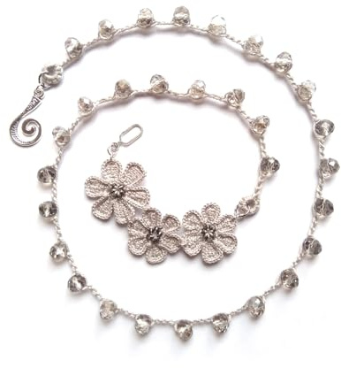 collana grigia con fiori, collana asimmetrica all'uncinetto/tessile con perline di vetro, artigianato italiano, made in Italy