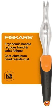 Fiskars Ergo Weeder Tool for Weeding, Heavy Duty Gardening Hand Tool with Ergonomic Handle and Hanging Hole for Storage, Remove Weeds and Roots like Dandelions and Thistles