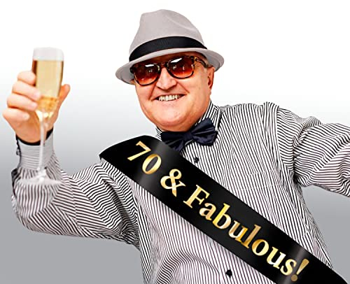 70 & Fabulous! Schärpe, 70 und fabelhafte Schärpe, 70. Geburtstag Schärpe, 70 Geburtstag Schärpe (schwarze Satin-Schärpe mit Glitzer Gold Metallic Schriftzug)