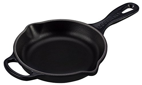 Le Creuset Signature gjutjärn stek- och serveringspanna, rund, Ø 16 cm, lämplig för alla typer av spisar inklusive induktion, 1,15 kg, svart matt, 20182160000422